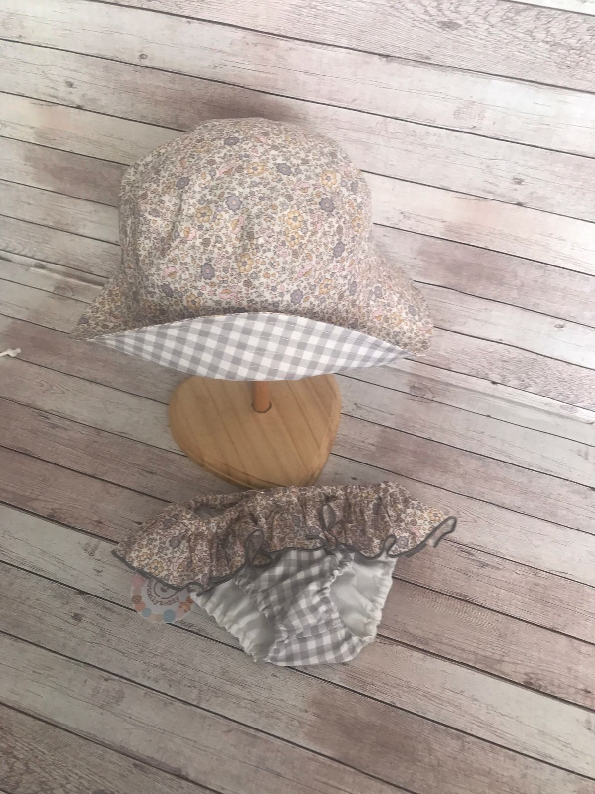 costumino bambina con volant quadretti grigi e fiorellini con parasole coordinato