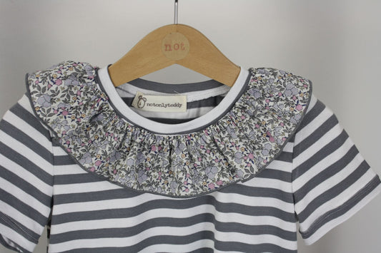 Maglietta a maniche corte a righe bianche e grigie con colletto arricciato in tessuto - taglia 3 anni pronta consegna