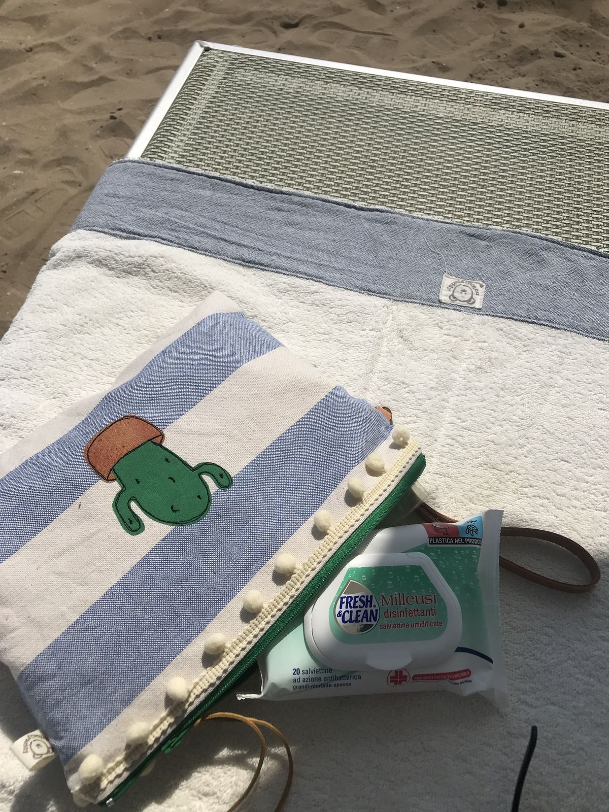 Pochette per la spiaggia a righe con pompon e manichetto con balenina