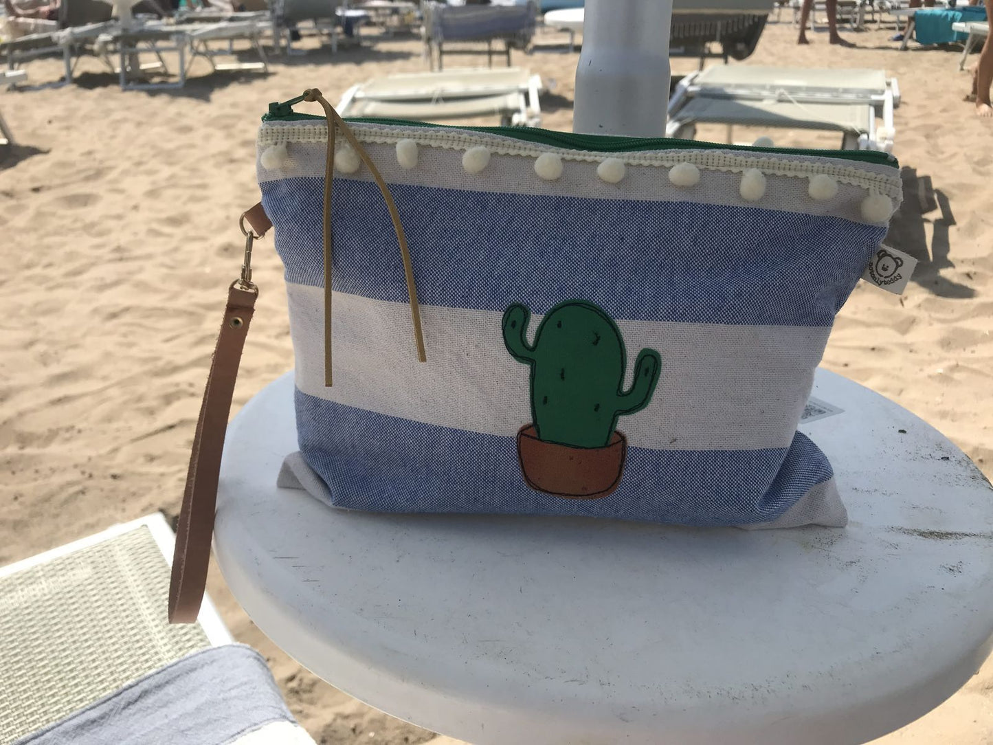Pochette per la spiaggia a righe con pompon e manichetto con balenina