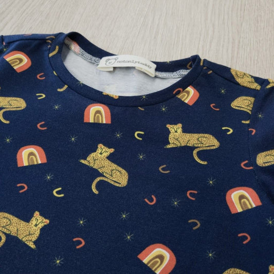 Maglietta blu a maniche corte con stampa di leopardi