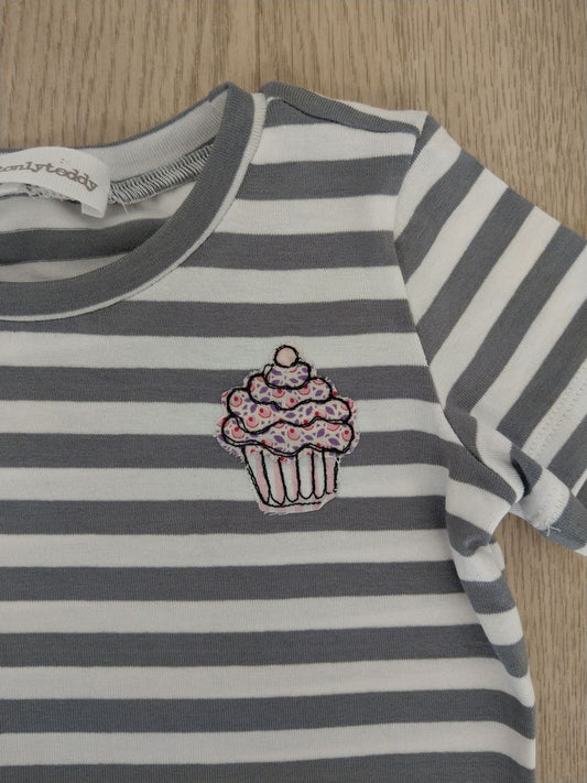 Maglietta a maniche corte a righe bianche e grigie con cupcake rosa - taglia 1 anno pronta consegna