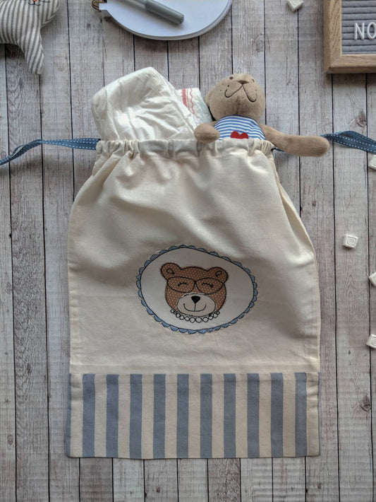 Sacchetto in tessuto con ricamo di orsetto incorniciato aperto