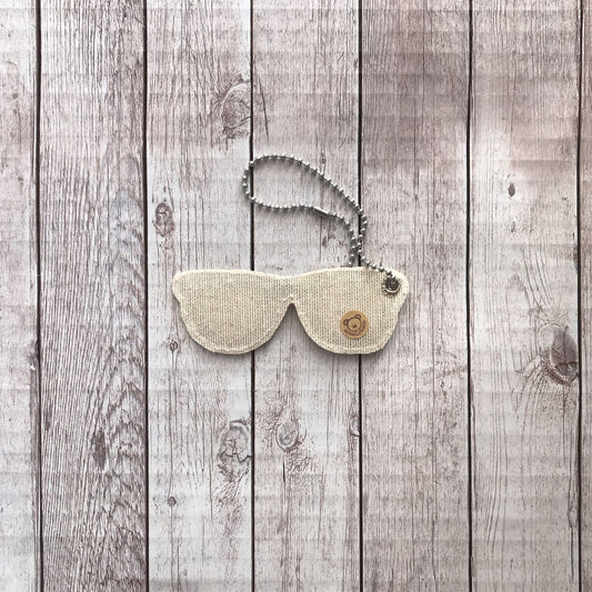 👓Tag decorativa in tessuto – Ricamo occhiali rossi - fatta a mano