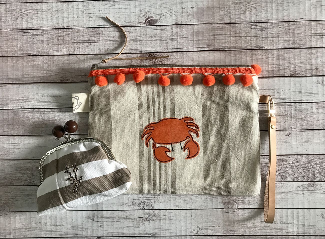 Pochette mare fatta a mano, tessuti a righe con pompon e manichetto - decorata granchietto