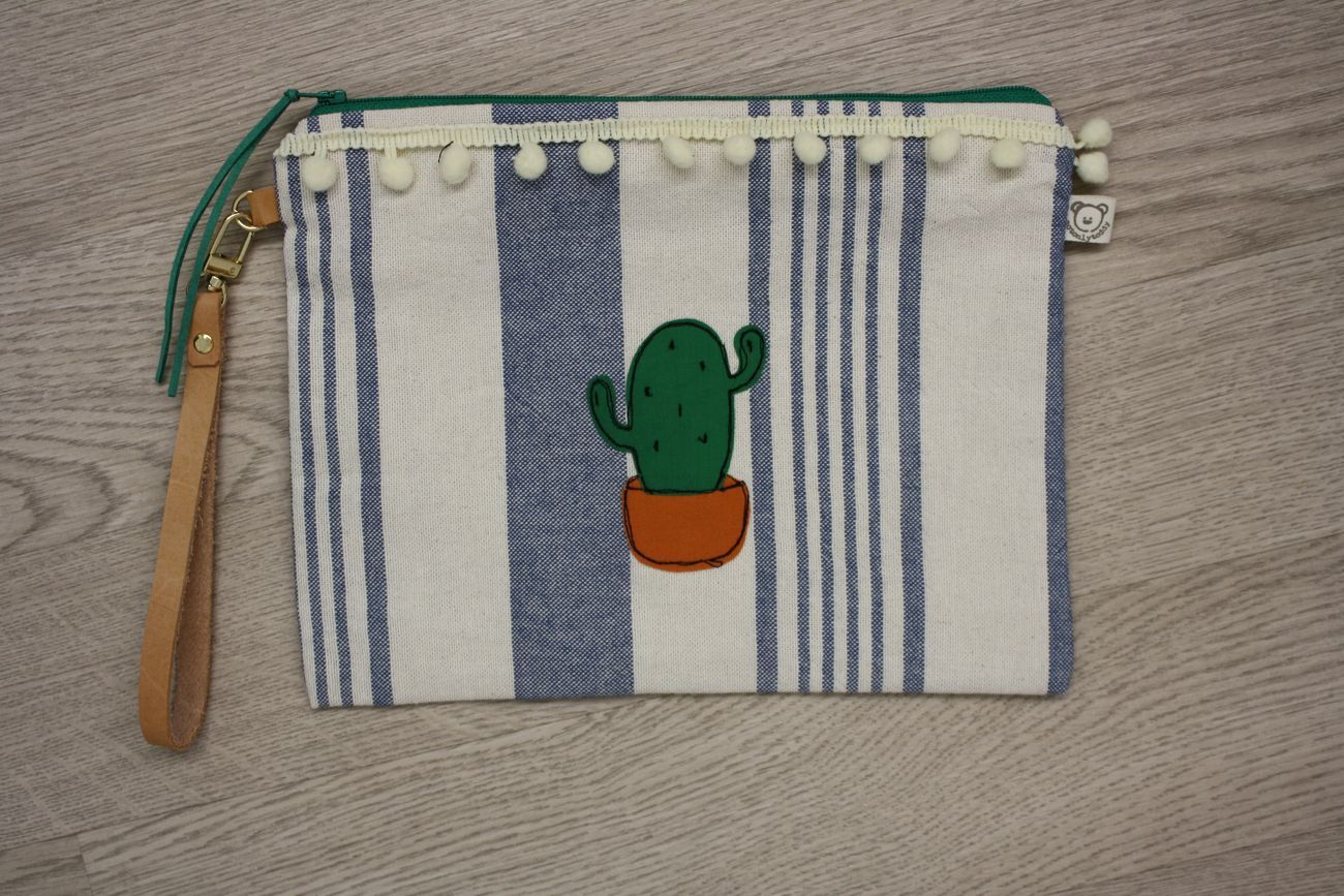 Pochette mare fatta a mano, tessuti a righe con pompon e manichetto - decorata con cactus