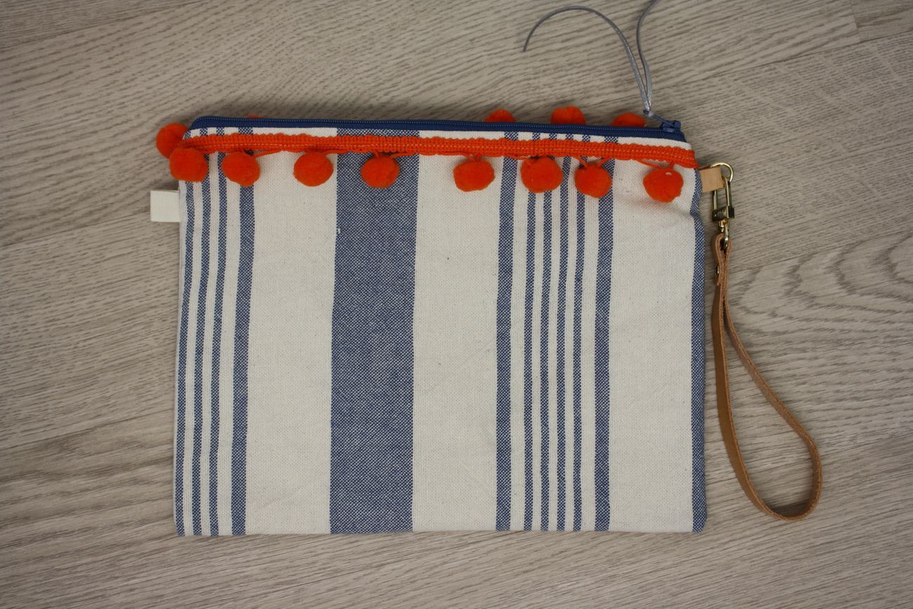 Pochette mare fatta a mano, tessuti a righe con pompon e manichetto - decorata con cavalluccio
