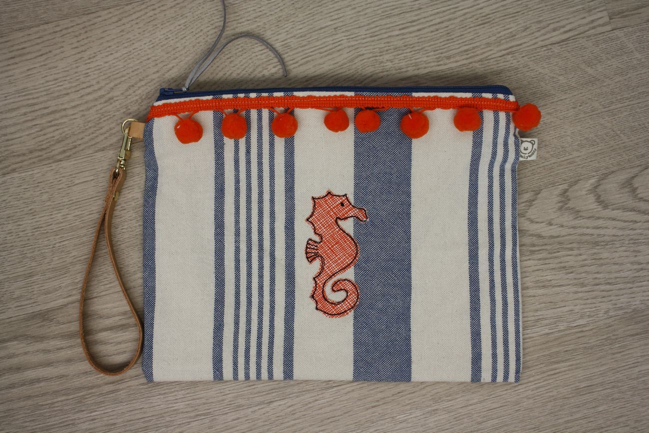 Pochette mare fatta a mano, tessuti a righe con pompon e manichetto - decorata con cavalluccio