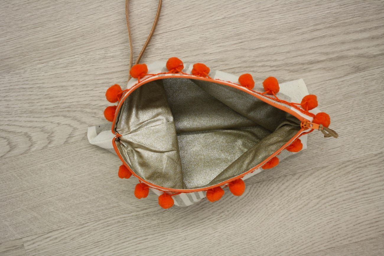 Pochette mare fatta a mano, tessuti a righe con pompon e manichetto - decorata granchietto