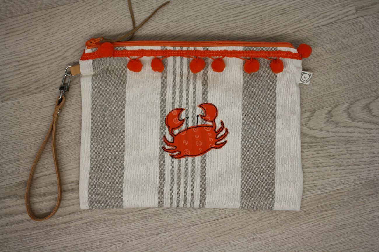 Pochette mare fatta a mano, tessuti a righe con pompon e manichetto - decorata granchietto
