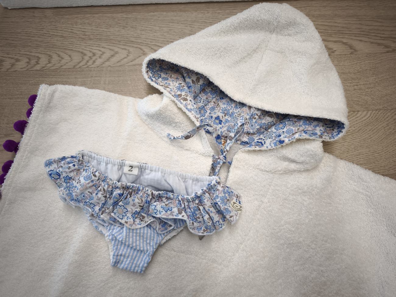 abbinamenti per il mare: poncho bianco fiorellini con costumino coordinato