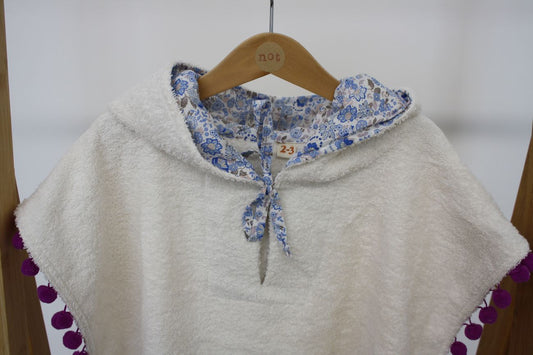 poncho bambina per la spiaggia, spugna bianca e tessuto a fiori azzurri – dettaglio