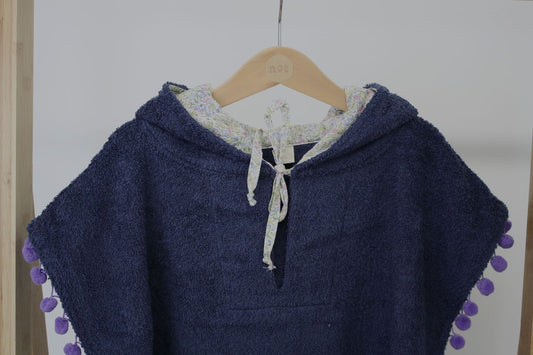 poncho bambina per la spiaggia, spugna blu e tessuto a fiori – dettaglio