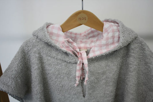 poncho bambina per la spiaggia, spugna grigia e tessuto a quadri rosa – dettaglio