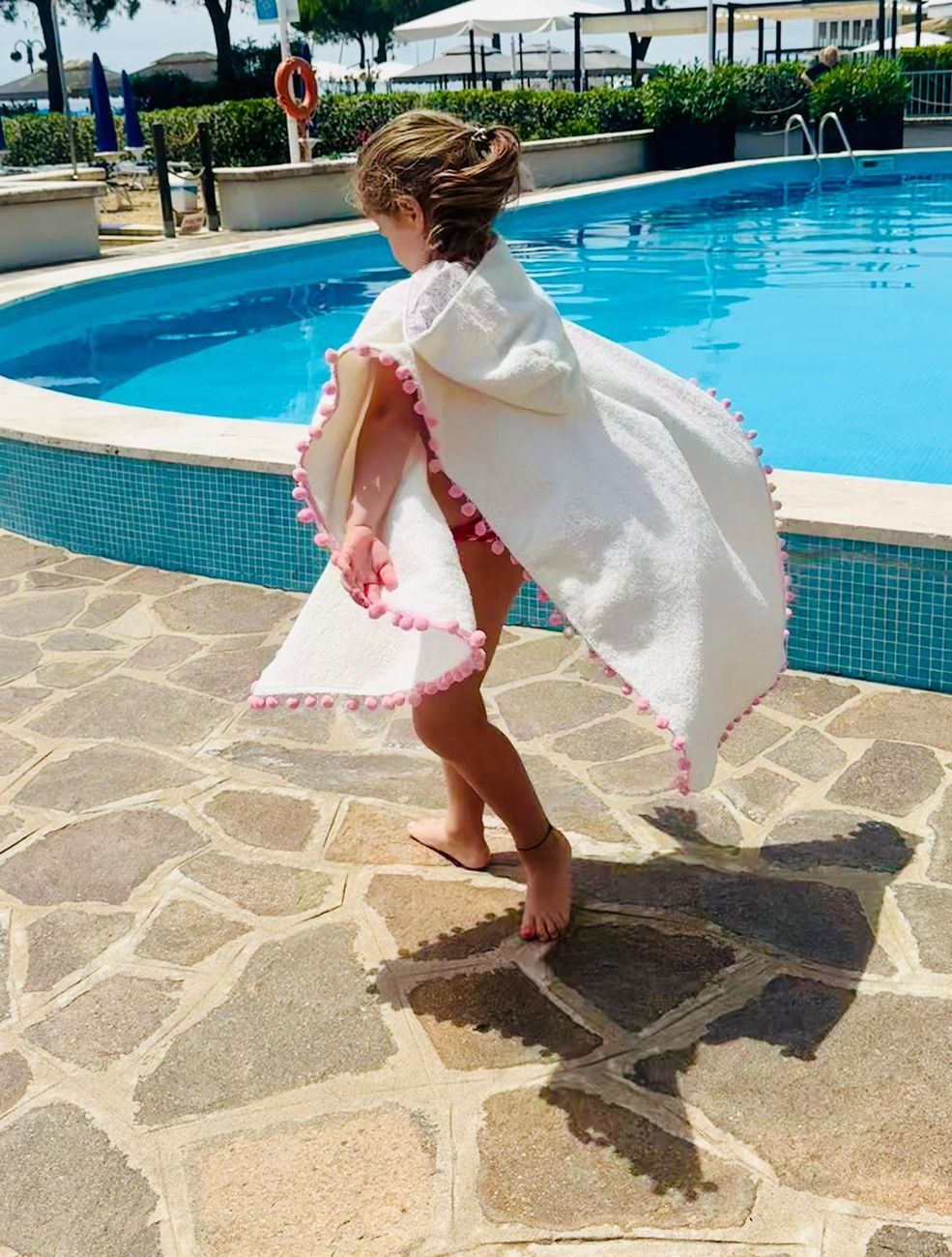 🏖️ Poncho mare in spugna per bambina – Foderato fiorellini, pompon viola, laccetti💜