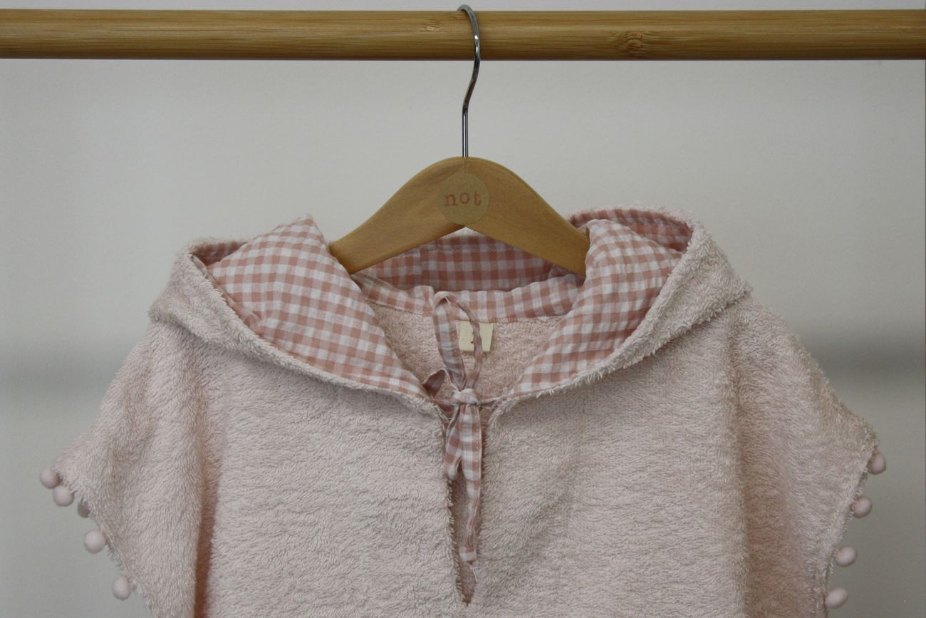 poncho bambina per la spiaggia, spugna rosa e tessuto a fiori - dettaglio