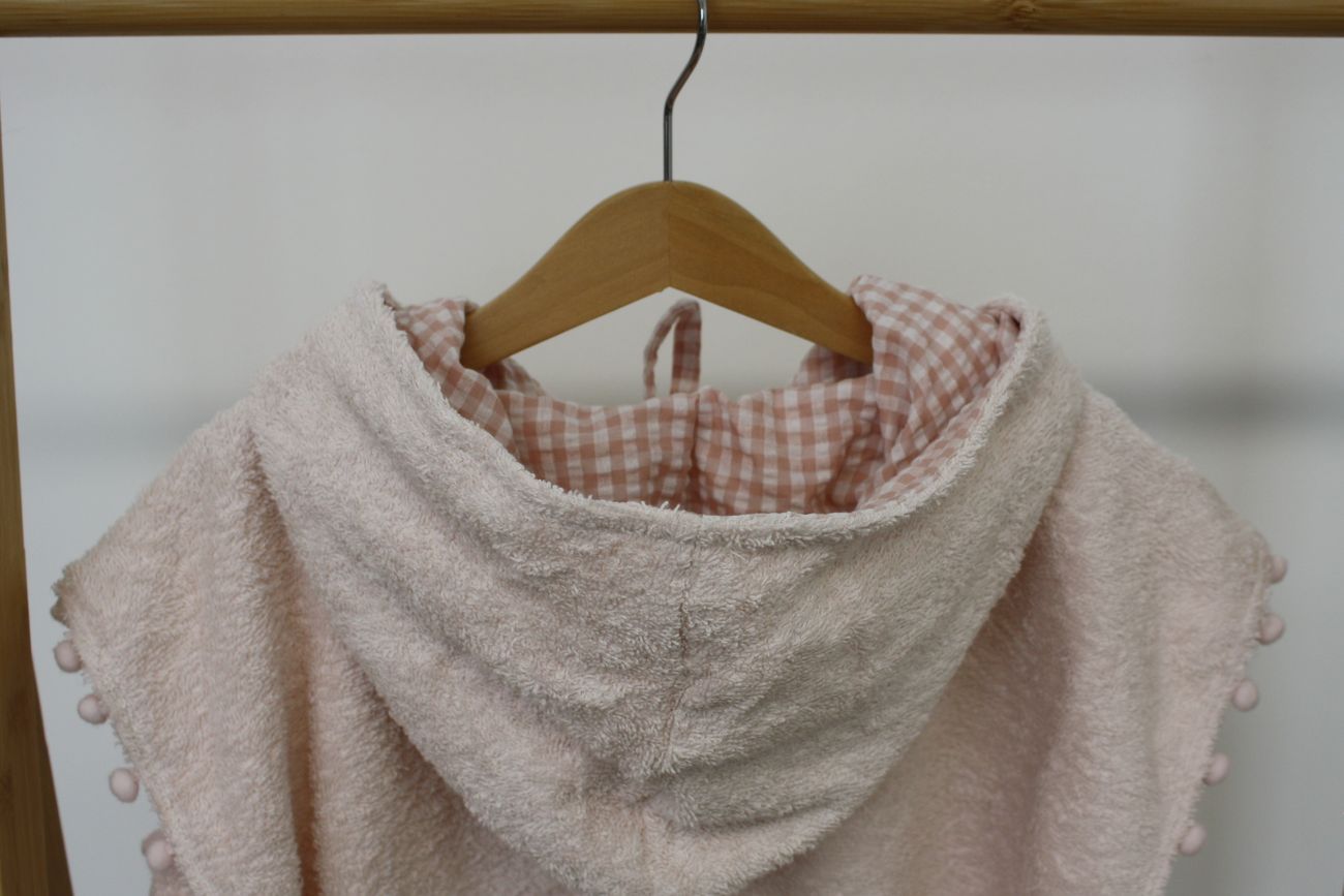 poncho bambina per la spiaggia, spugna rosa e tessuto a fiori – dettaglio dietro
