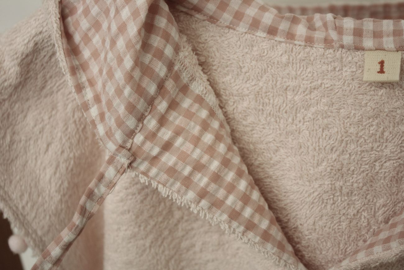 poncho bambina per la spiaggia, spugna rosa e tessuto a fiori – dentro