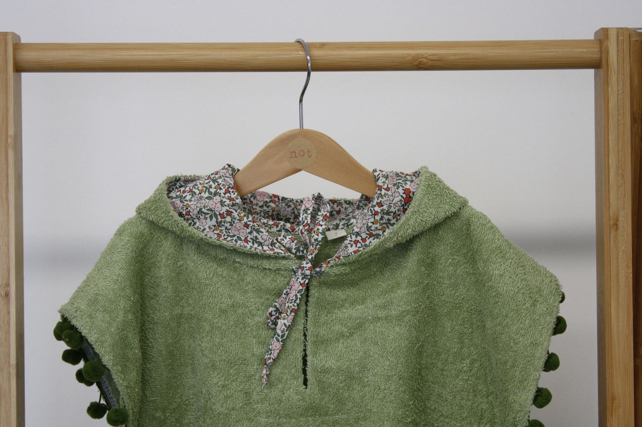 poncho verde: dettaglio scollo