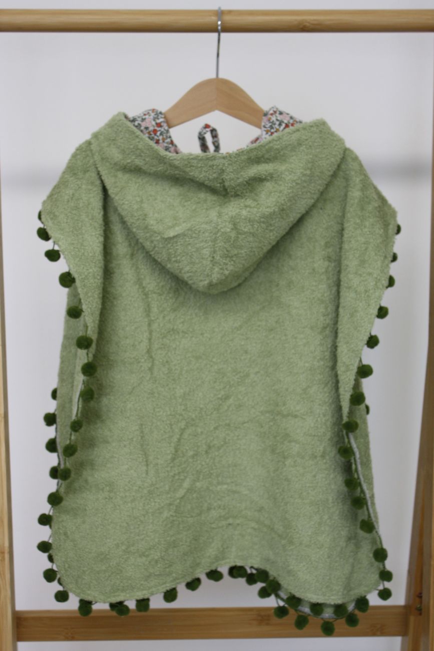 poncho verde appeso dietro