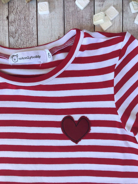Maglietta a maniche corte a righe bianche e rosse con cuoricino rosso - taglia 6 anni pronta consegna