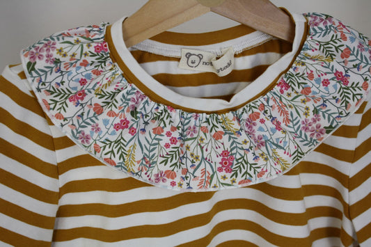 Maglietta a maniche corte a righe bianche e senape con colletto arricciato in tessuto - taglia 6 anni pronta consegna