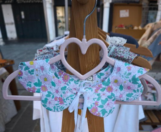 Colletto a cappette per bambina in tessuto a fiorellini con fiocchetto