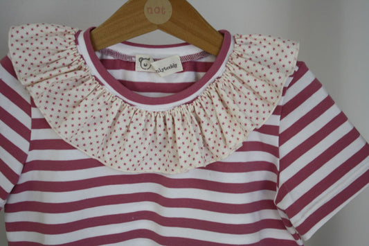 Maglietta a maniche corte a righe bianche e rosa scuro con colletto arricciato in tessuto - taglia 4 anni pronta consegna