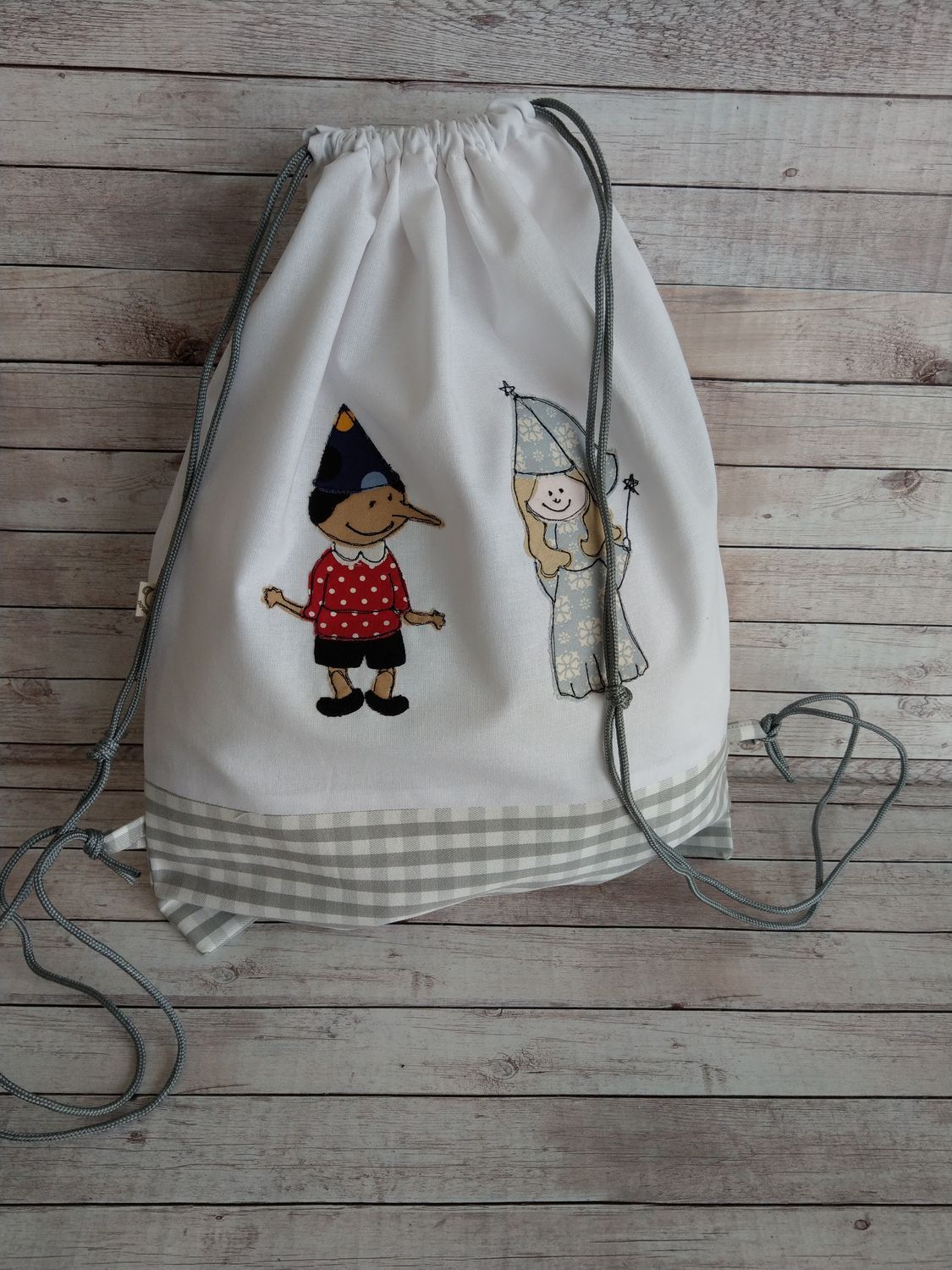 Zainetto semplice in tessuto con ricamo: Pinocchio