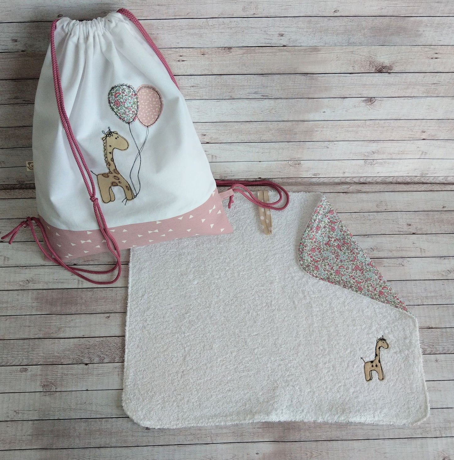 set asilo giraffina: asciugamano e zainetto
