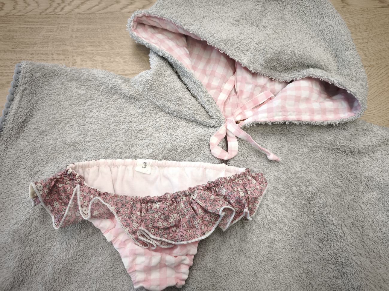 set costumino rosa volant e poncho grigio