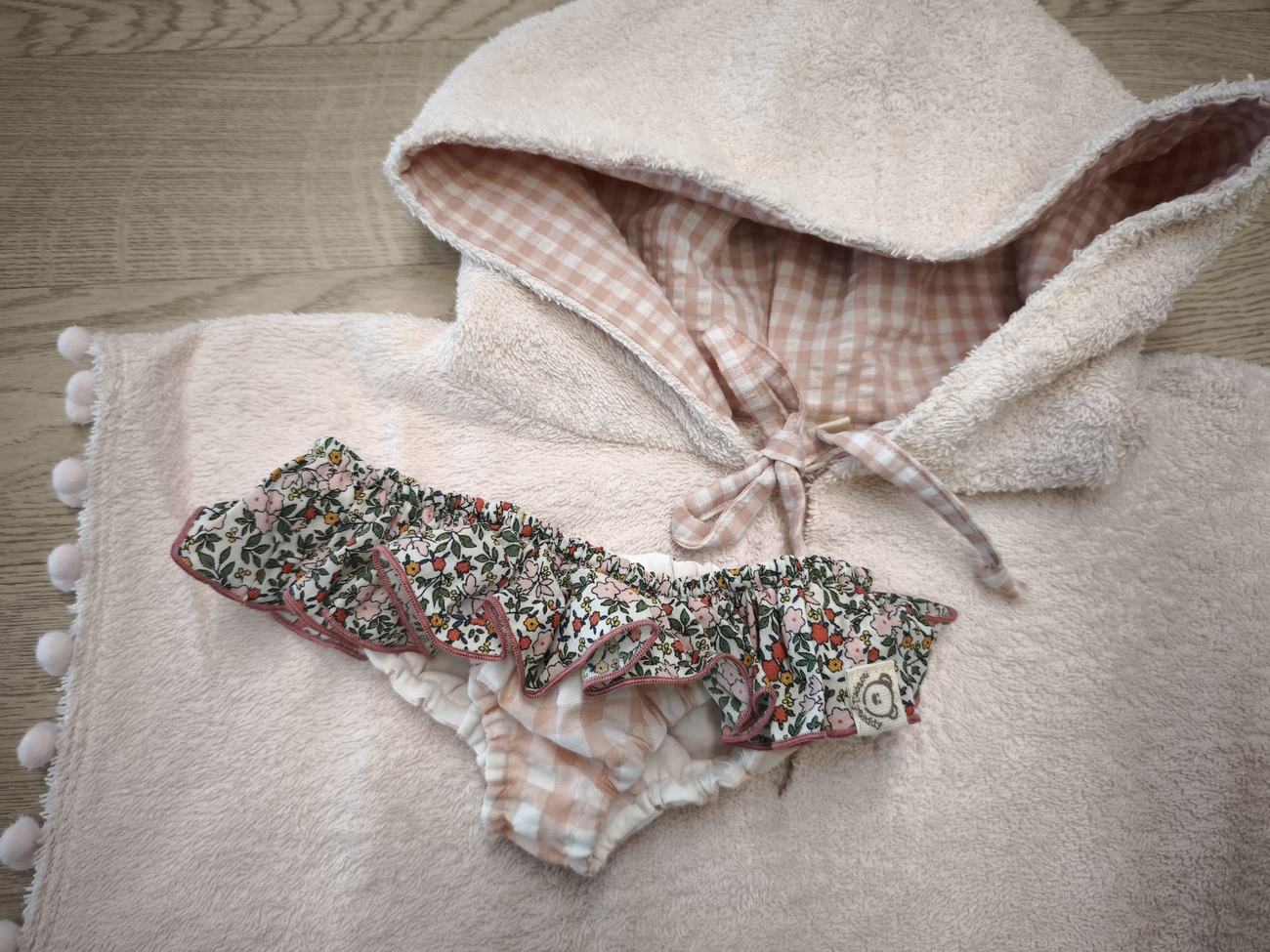 set costumino volant e poncho spugna rosa