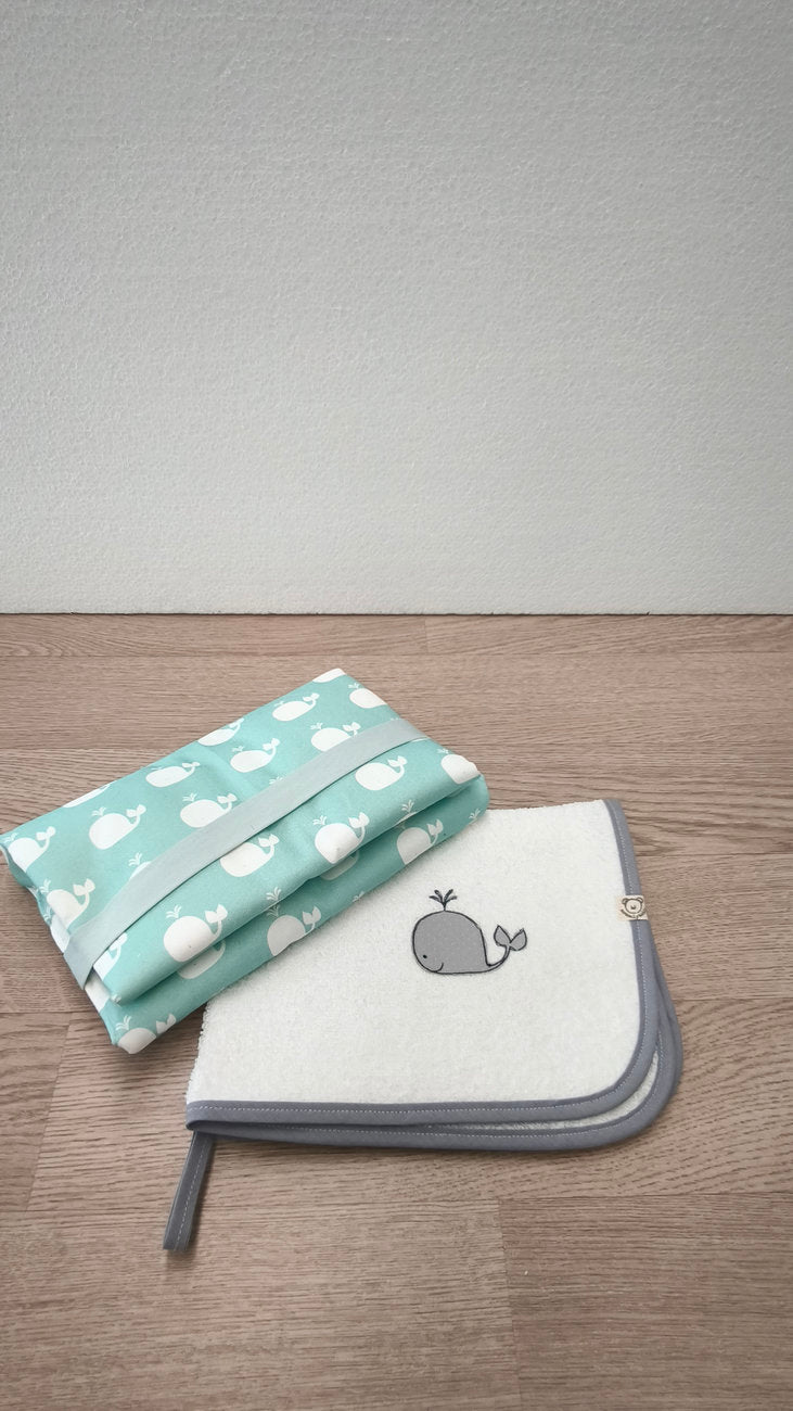 Set Nascita: Fasciatoio Portatile e Asciugamano con Asoletta Decorati con Balenina - Personalizzato
