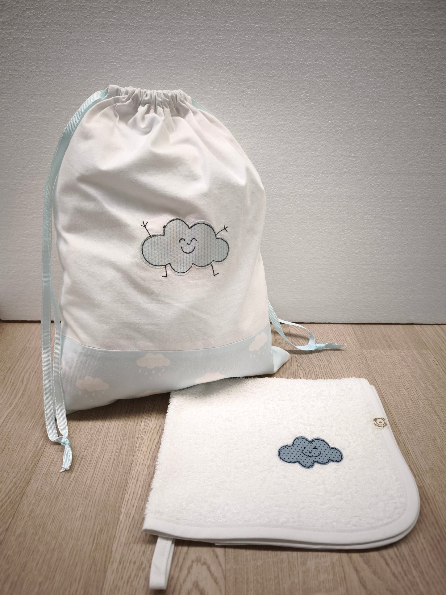 Set Asilo Personalizzato – Asciugamano e Sacchetto Porta Cambi con Ricamo Nuvoletta