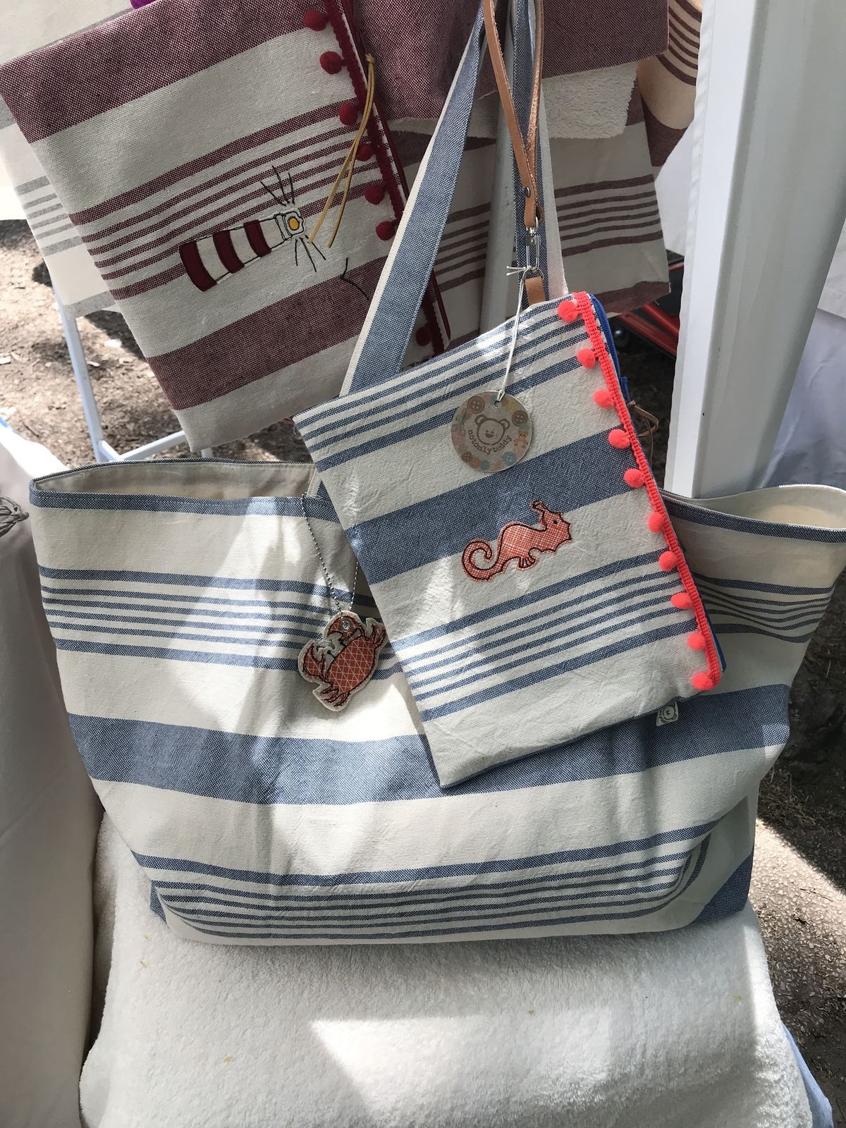 Pochette per la spiaggia a righe con pompon e manichetto con balenina