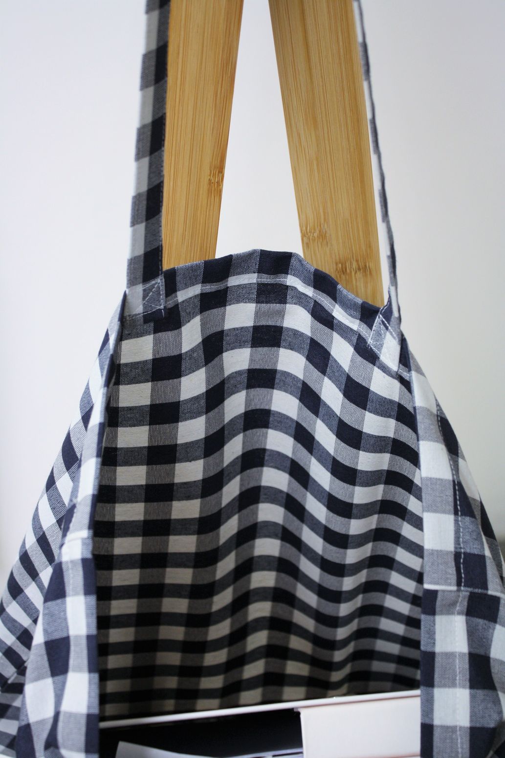 Interno di shopper bag a quadri blu