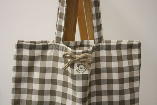 dettaglio fiocchetto beige su shopper bag a quadri tortora