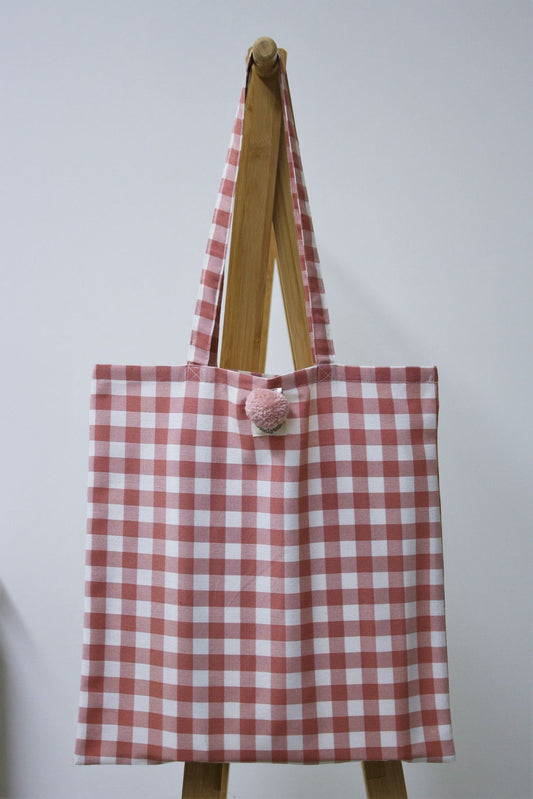 Shopper donna a quadri rosa con spilla pon pon rosa