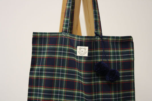 Dettaglio di shopper donna tessuto scozzese blu