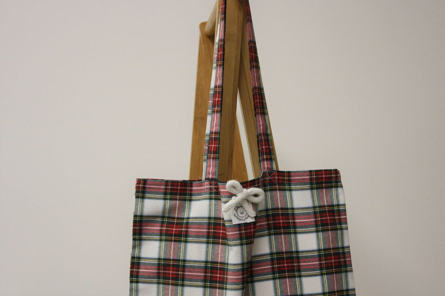 dettaglio di fiocchetto bianco su shopper donna tessuto tartan bianco