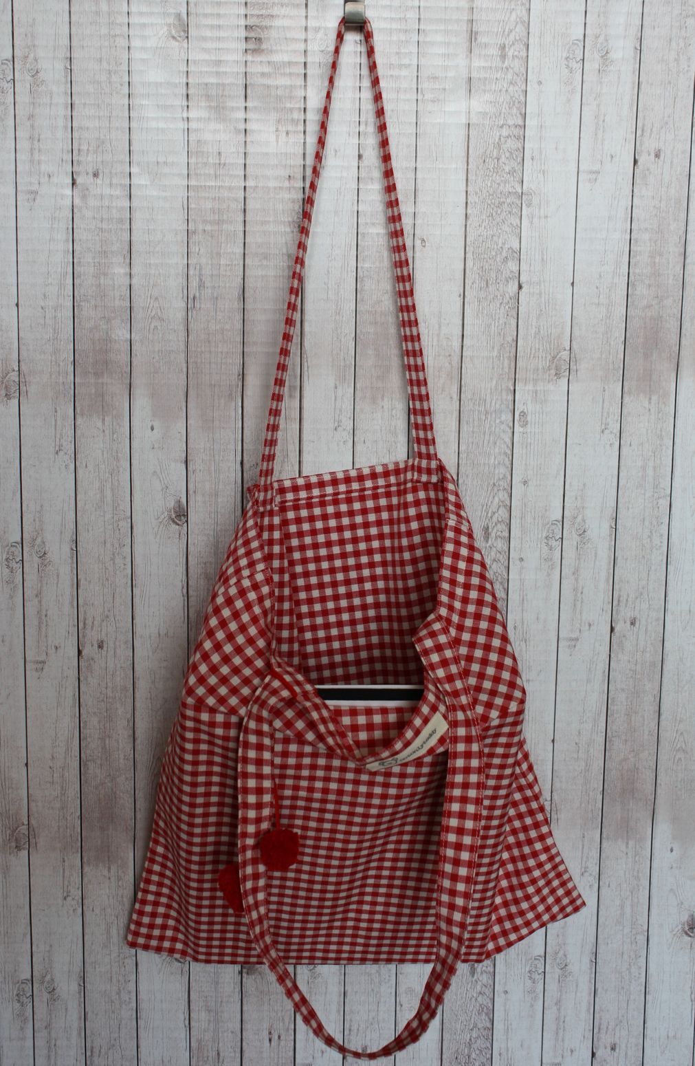 shopper tela quadretti rossi pom pon rossi aperta