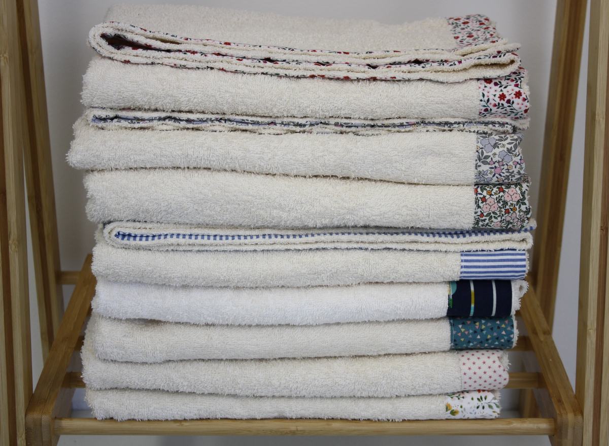 🏖️ Telo mare per bambina con bordo fiorellini grigio e rosa – handmade💐