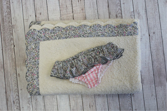 🏖️ Telo mare per bambina con bordo fiorellini grigio e rosa – handmade💐