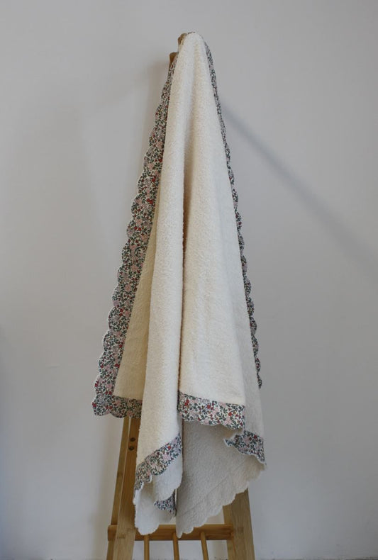 🏖️ Telo mare per bambina con bordo fiorellini colori caldi – handmade💐