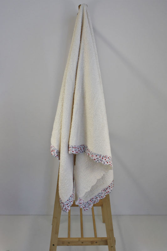 🏖️ Telo mare per bambina con bordo fiorellini rossi – fatto a mano💐