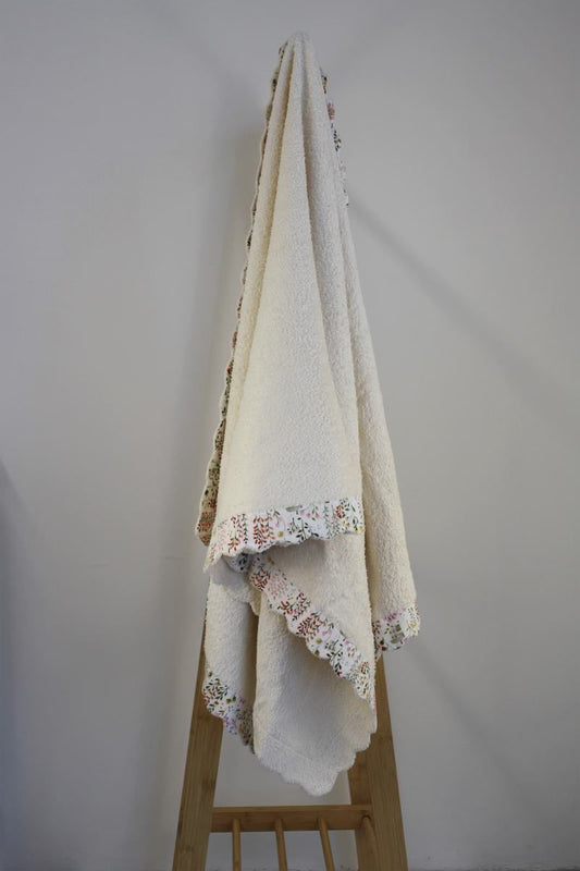 🏖️ Telo mare per bambina con bordo fiori e casette – fatto a mano con amore 💐🏡