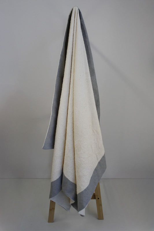 🏖️ Telo mare adulto con bordo in tessuto grigio tinto in filo – Eleganza artigianale anche in spiaggia!