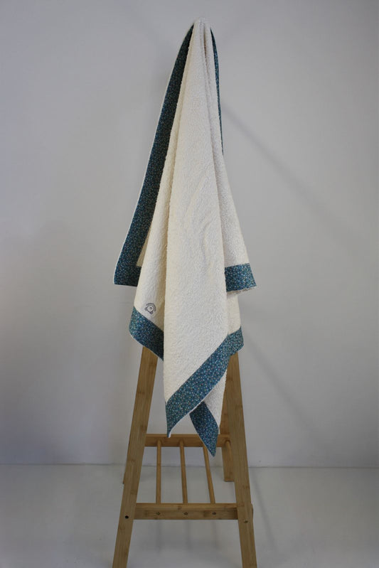 🏖️ Telo mare bambino con bordo in cotone – Triangolini colorati in stile rétro