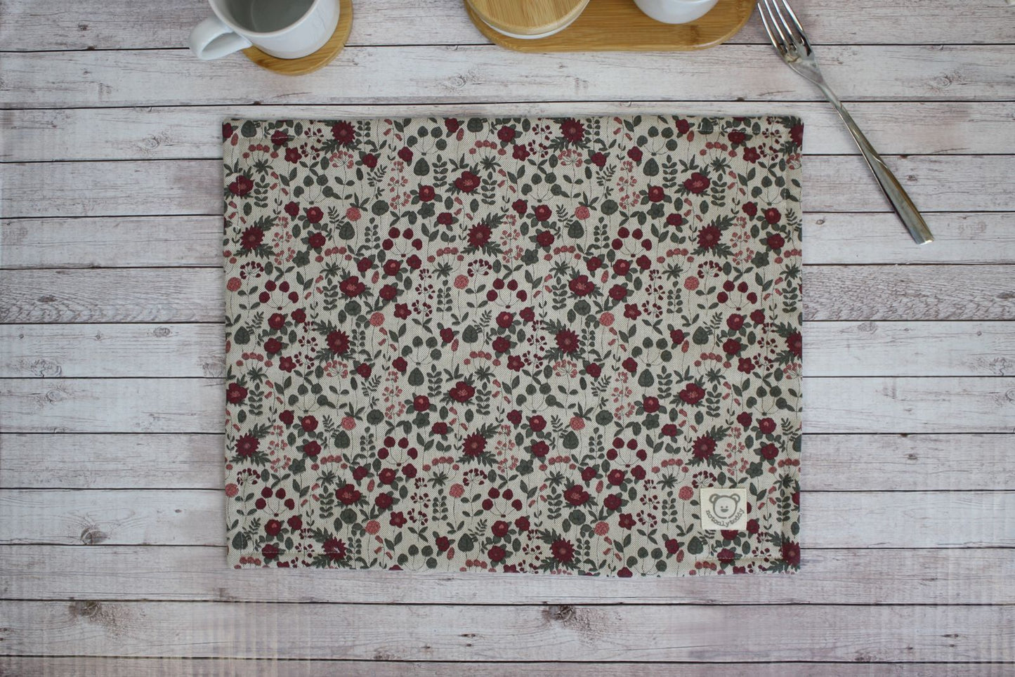 retro a fiori di tovaglietta americana con porridge e latte