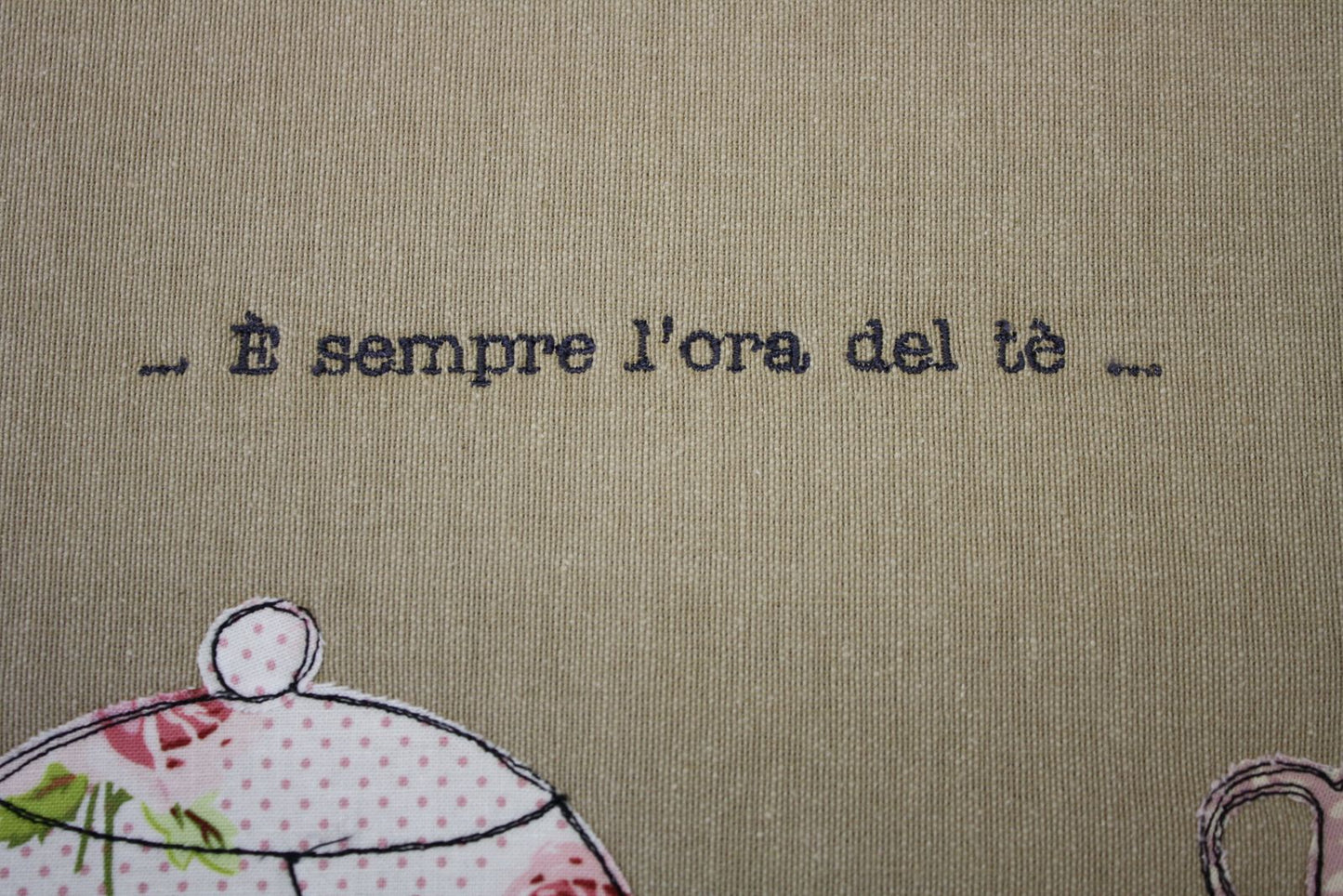 dettaglio ricamo su tovaglietta